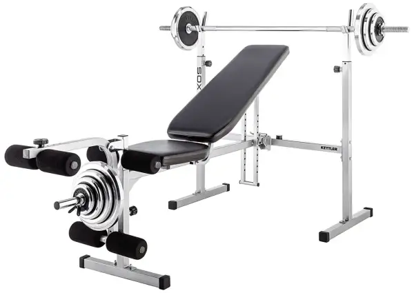 Hantelbank mit Langhantelablage und Beinbeuger-Zubehör für ein komplettes Workout zu Hause.