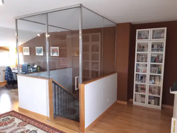 Modern glass enclosure around open stairs, creating a safe and stylish way como cerrar escaleras abiertas.