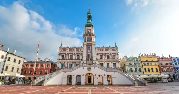 Ratusz i kolorowe kamieniczki na Rynku Wielkim to główne atrakcje, co można zwiedzić w Zamościu.