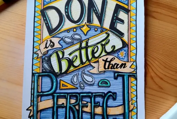 Detalle de **dibujos preciosos** con la frase "Done is better than perfect" en letras decoradas, con colores vibrantes y patrones.