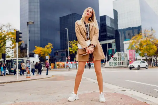 Spódnica i sneakersy: Stylowy komfort? Helena Górska radzi!