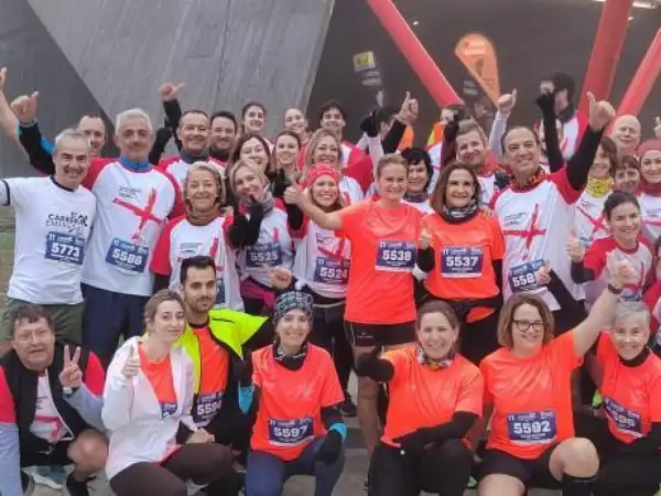 Grupo sonriente posa antes de la carrera de empresas en Zaragoza.