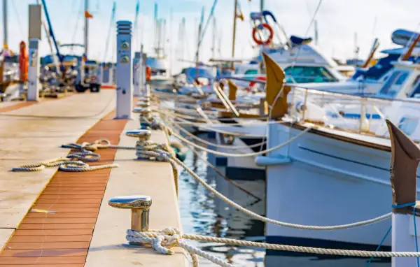 Moli con cime di barca a vela ormeggiate, pronte per la navigazione.