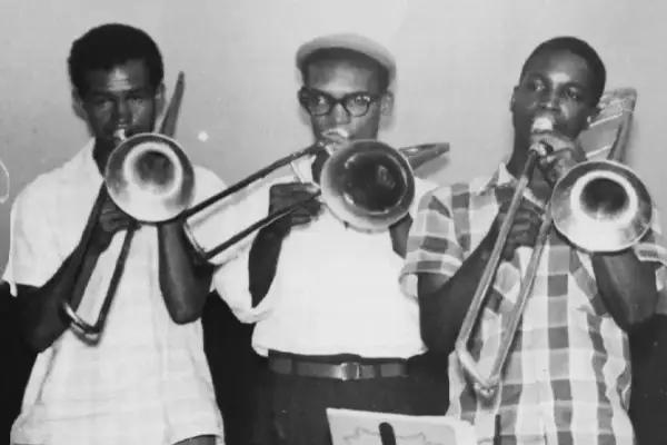 Tres músicos tocando trombones, listos para un concierto de musica ska.