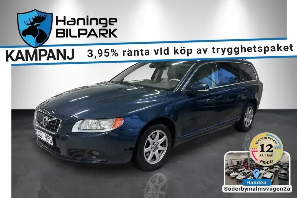 Mörkblå Volvo V70 med en kampanjtext om ränta. Bilen har en pålitlig volvo d3 motor.