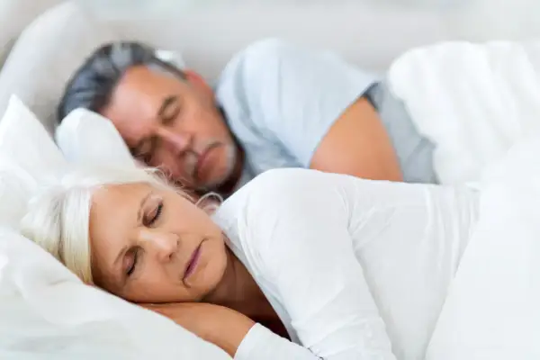 Starsza para śpi spokojnie. Dobry sen jest ważny, zwłaszcza przy cukrzycy.