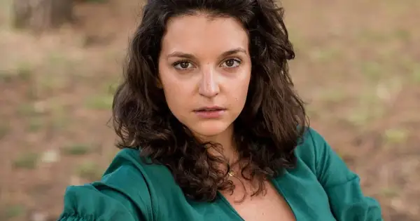 Maria Dębska w zielonej sukience, aktorka znana z wielu filmów, patrzy wprost na widza.