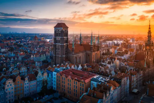 Zachód słońca nad Gdańskiem. Sprawdź pogodę Gdańsk 10 dni, by zaplanować spacer po urokliwym Starym Mieście.