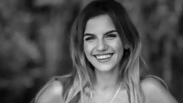 Uśmiechnięta Sonia, jakby właśnie wróciła z rajskich wakacji w Hotelu Paradise.