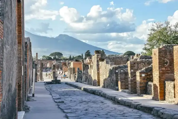 Spacerem po starożytnych ulicach Pompejów, z Wezuwiuszem w tle. Niezapomniane wrażenia z pompeje zwiedzanie.