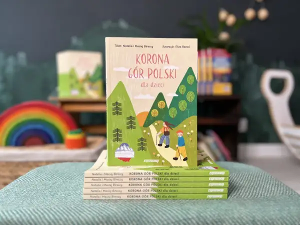 Książka "Korona Gór Polski dla dzieci" z ilustracją pasm górskich i dwójką dzieci wędrujących po szlaku. Idealna mapa dla małych odkrywców polskich gór.