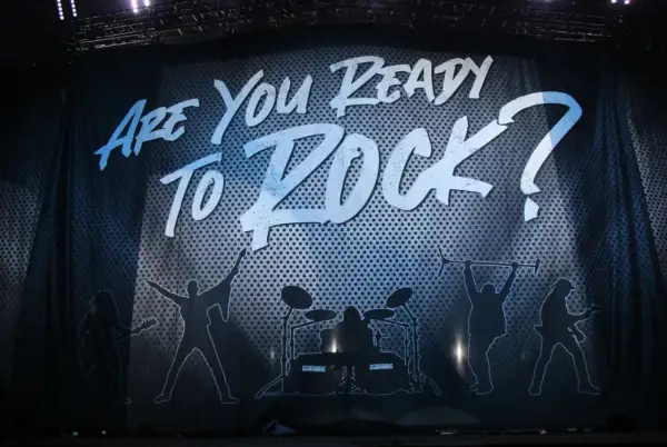 Scorpions w Krakowie gotowi do rocka! Napis "Are You Ready To Rock?" i sylwetki muzyków na scenie.