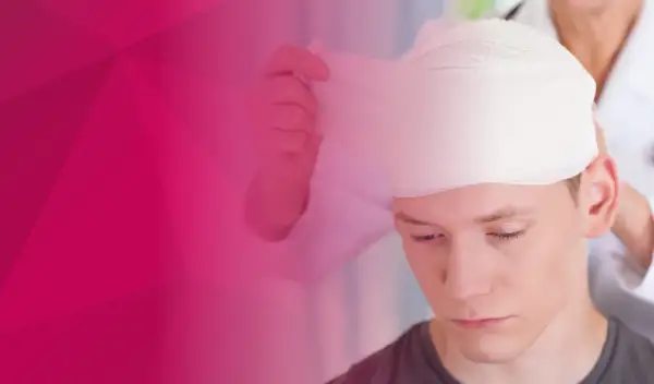 Młody mężczyzna przechodzi bandażowanie głowy przez lekarza.