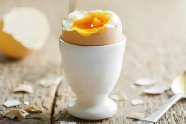 Jajko na miękko w kieliszku, idealne na śniadanie. Dieta jajeczna może być smaczna!