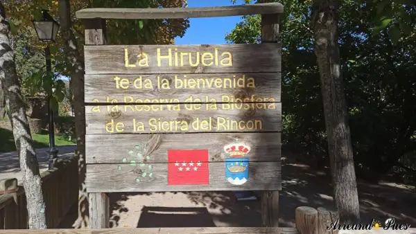 Cartel de madera da la bienvenida a La Hiruela, Reserva de la Biosfera de la Sierra del Rincón. Aquí te indicamos la hiruela como llegar.