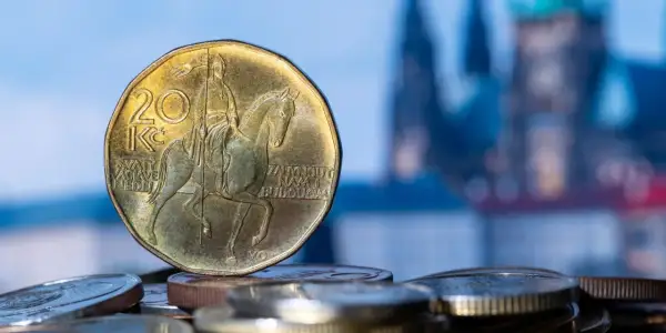 Czeska moneta 20 koron z wizerunkiem św. Wacława. Zastanawiasz się, ile kosztuje jedzenie w Czechach?