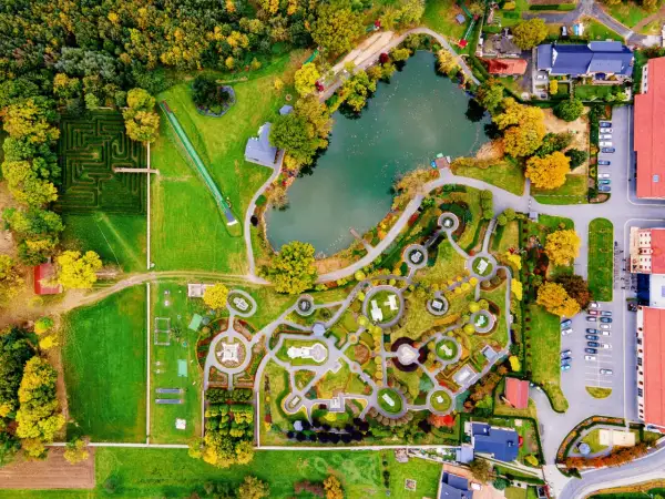 Park miniatur Olszowa cennik: zobacz z lotu ptaka labirynt, jezioro i miniaturowe budowle. Idealne miejsce na rodzinny wypad!