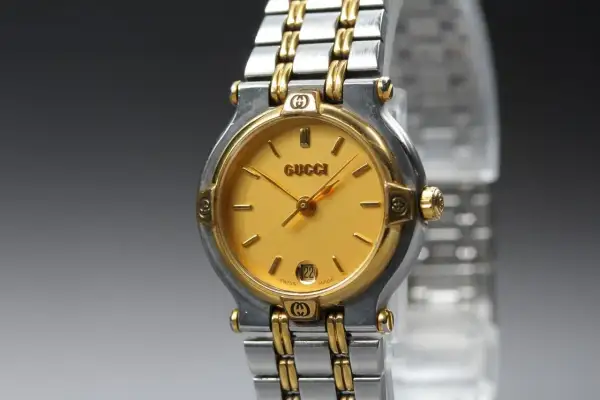 Elegante reloj Gucci mujer antiguo, con esfera dorada y detalles en acero y oro. Un clásico atemporal.