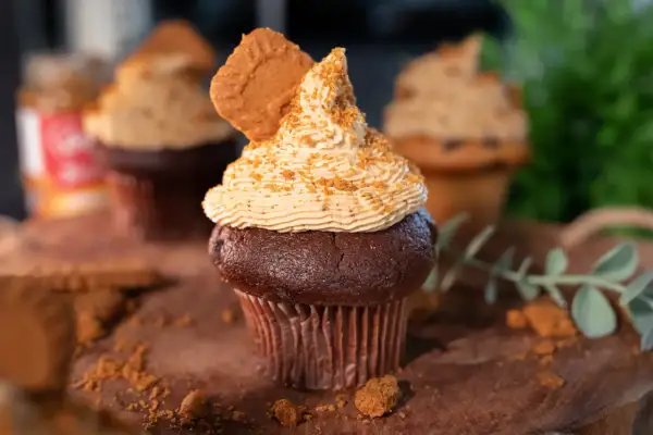 Schokoladenmuffins mit cremiger Lotus-Creme-Glasur, bestreut mit Keksbröseln. Ein köstliches Rezept für Kekse mit Lotus Creme.