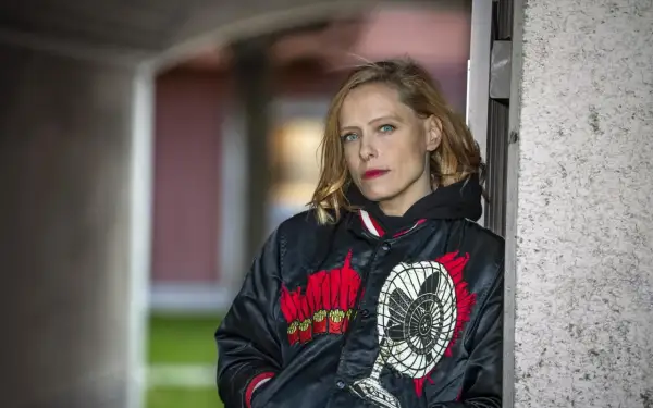 Wanda Bendjelloul i en svart jacka med tryck av pommes frites och en fläkt.