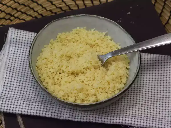 Un tazón de semola, un grano de trigo duro, listo para ser disfrutado.