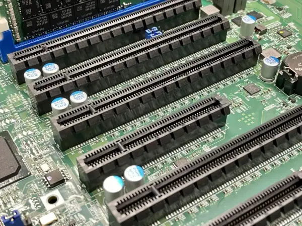 Szereg złączy PCI Express (PCIe) na płycie głównej, gotowych na nowe karty rozszerzeń. Widać różnice między starszymi standardami PCI a nowszymi PCIe.