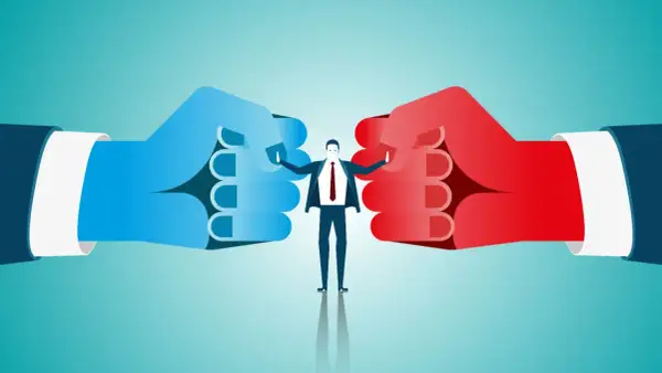Biznesmen między dwoma gigantycznymi pięściami (niebieską i czerwoną) symbolizuje, jak działa arbitraż.