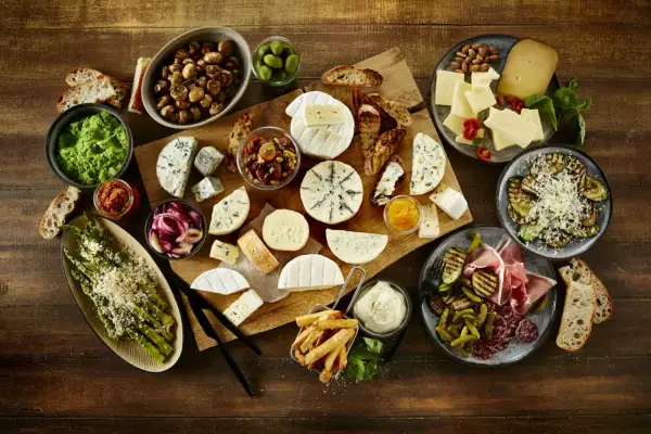 Ein Fest für Genießer: Vielfältige Käsesorten, Oliven, Pilze, Spargel und Aufschnitt laden zu gemütlichen Tapas zuhause ein.