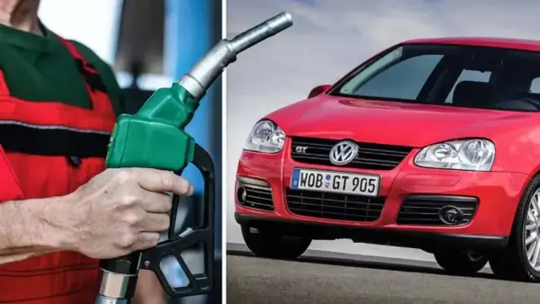 En hand håller en bensinpump redo att tanka en röd Volkswagen. Framtiden är blyfri bensin.