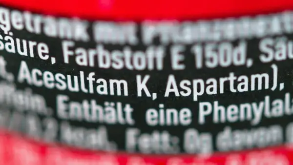 Zutatenliste zeigt Aspartam, ein Süßstoff, der in Almased enthalten ist. Manche Studien deuten auf eine mögliche krebserregende Wirkung hin.