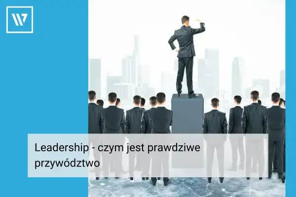 Mężczyzna na podwyższeniu, patrzący w dal, symbolizuje lidera. Grupa ludzi za nim pokazuje, że lider to ten, kto inspiruje i prowadzi innych.