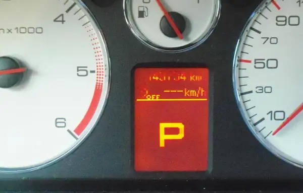 Peugeot 407: na wyświetlaczu komunikaty o przebiegu 141114 km, wyłączonym silniku (OFF) i zaparkowanym aucie (P).
