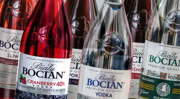 Biały Bocian wódka producent. Butelki wódki Biały Bocian: klasyczna, żurawinowa i śliwkowa.