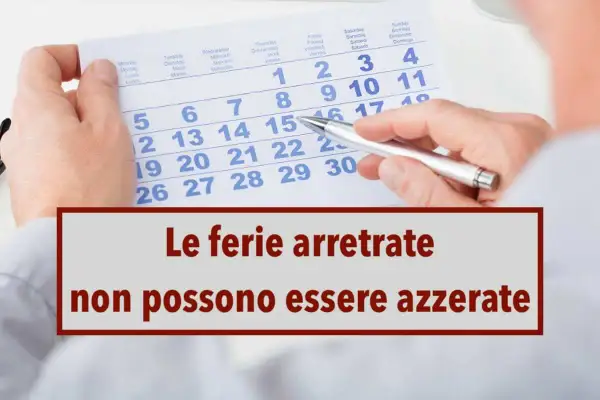 Mani che sfogliano un calendario, con la scritta "Le ferie arretrate non possono essere azzerate".