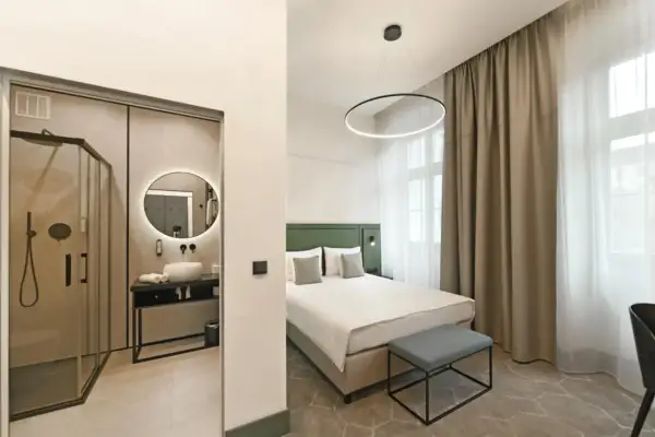 Nowoczesny pokój z łazienką w Herbal Hotel Wrocław. Jasne wnętrze, wygodne łóżko i stylowe dodatki.