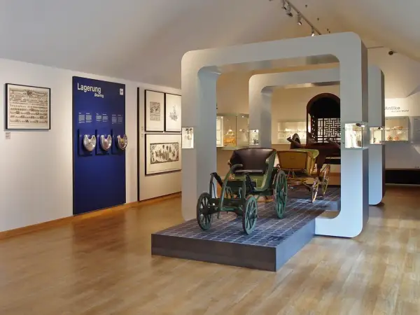 Im Museum sind die Anfänge der Mobilität zu sehen: Rad und Wagen, von der Lagerung bis zur antiken Welt.