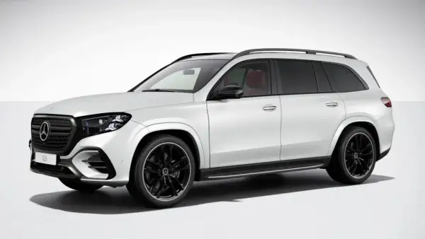Biały Mercedes GLS 2025 z czarnymi felgami i czerwonym wnętrzem, gotowy na każdą podróż.