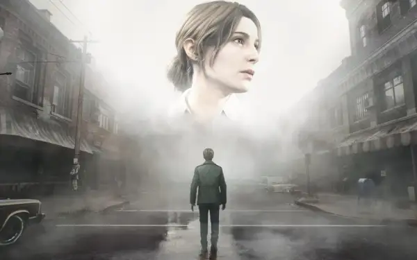 James Sunderland stoi na mglistej ulicy, patrząc w górę na gigantyczną twarz Marii. To kluczowy moment z gry, który może pomóc w **Silent Hill 2 poradnik**.