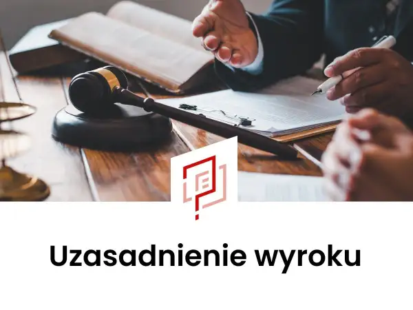 Sądowy młotek, waga sprawiedliwości i prawnicy analizujący dokumenty. Wniosek o uzasadnienie wyroku w toku.