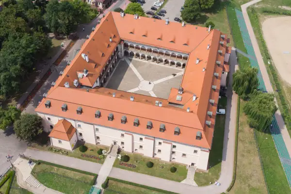 Zamek Królewski w Niepołomicach, z jego dziedzińcem i arkadowymi krużgankami, to jedna z głównych atrakcji regionu.