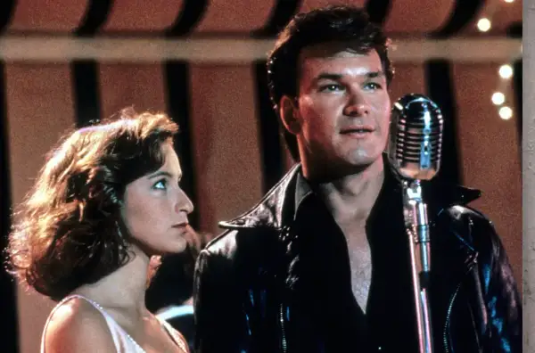 Johnny und Baby vor dem Mikrofon. Ein ikonischer Moment aus Dirty Dancing, der heute im TV läuft.
