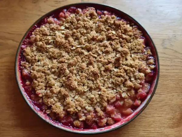 En härlig smulpaj med rabarber och ett gyllene, krispigt täcke. Perfekt till fikat!