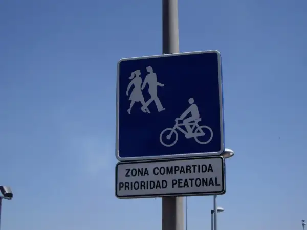Señal de carril bici compartido con peatones, indicando prioridad peatonal.