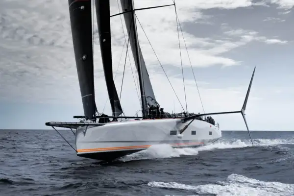 Il Baltic 111 Raven sfreccia sull'onda, vele nere spiegate, un'elegante silhouette che solca il mare.
