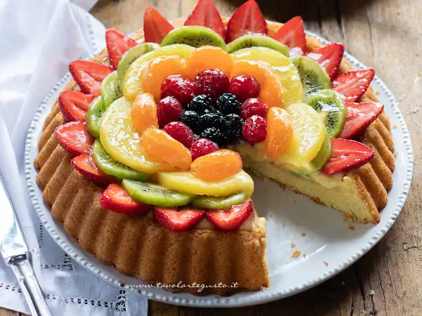 Torte alla frutta particolari, un tripudio di colori con fragole, kiwi, mandarini e frutti di bosco su una base di crema pasticcera.