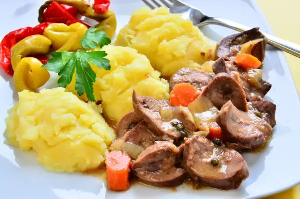 Cynaderki duszone z marchewką i cebulą, podane z puree ziemniaczanym i pikantnymi papryczkami. Pyszne danie, co to za smak!