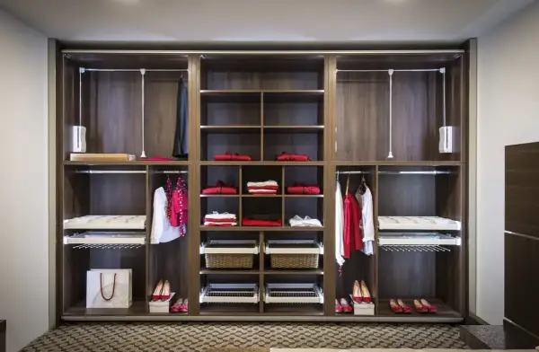 Armarios por dentro: ideas de organización con estantes, cajones extraíbles y barras para colgar ropa. Ropa doblada y colgada, zapatos y cestas.