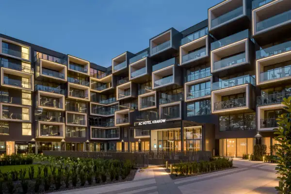 Nowoczesny hotel AC Hotel Krakow z podświetlanymi balkonami, jeden z wielu polskich hoteli niezależnych.
