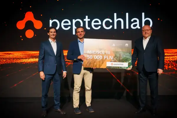 Trzech mężczyzn odbiera nagrodę fotograficzną w wysokości 50 000 PLN od Peptechlab.