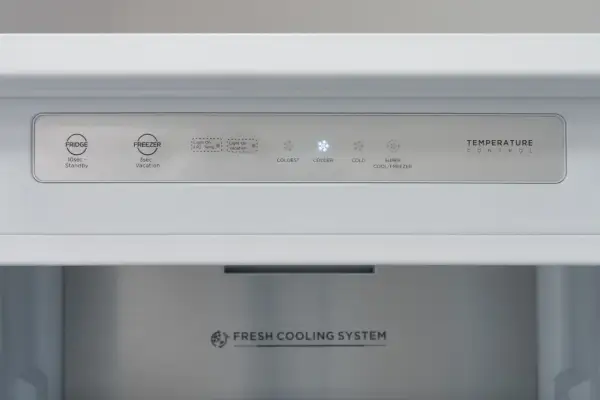Panel sterowania lodówką z opcjami temperatury: "COLDEST", "COLDER", "COLD", "SUPER COOL/FREEZER". Wskazuje, jaka temperatura powinna być w zamrażarce.